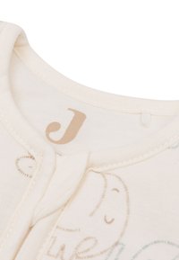 Body de bébé couleur crème avec un col rond, des coutures surpiquées, et un visage d'animal léger ainsi que la lettre "J" imprimés à l'intérieur du col.