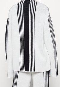 NA-KD Sweter