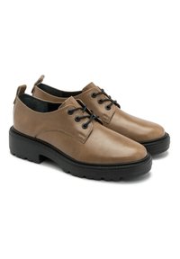 Brązowe skórzane buty oxford z czarnymi sznurowadłami, solidną podeszwą, zaokrąglonym noskiem i tonowym przeszyciem. Gładka tekstura z minimalistycznymi detalami.