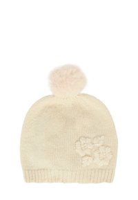 Brede gebreide muts in crème met een pluizige pompon bovenop en een geborduurd bloemmotief op de zijkant. Zachte textuur en een casual, ronde vorm.