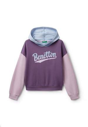 Fioletowa i lawendowa bluzka z długim rękawem z jasnoniebieskim wykończeniem i napisem "Benetton" na środku przodu.