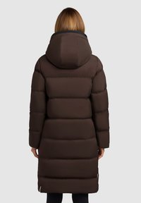 Manteau doudoune marron avec capuche, présentant un design matelassé et des coutures visibles. Longueur atteignant le mollet, avec une texture lisse et mate.