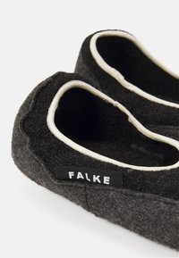 Pantofole in feltro grigio scuro con un interno morbido, bordi bianchi e etichetta logo nera. Forma arrotondata e senza hardware visibile.