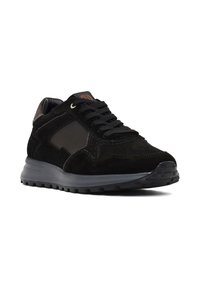 Sneaker in suede nero con finitura testurizzata, punta rinforzata e accenti sintetici. Presenta una suola imbottita e lacci piatti.