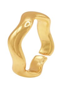 Anillo color oro con un diseño ondulado, que presenta un acabado pulido y parte trasera abierta, destacando curvas suaves y un grosor variable.
