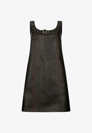 Robe droite en cuir marron avec un décolleté carré, présentant des coutures contrastées et un petit détail de boucle près de l'épaule.