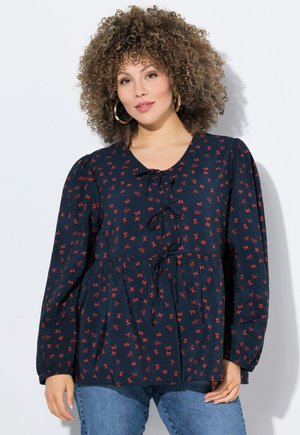 Blusa blu navy con stampa di fiocchi rossi, maniche lunghe, scollatura a V e cordoncino frontale. Realizzata in tessuto leggero con vita arricciata.