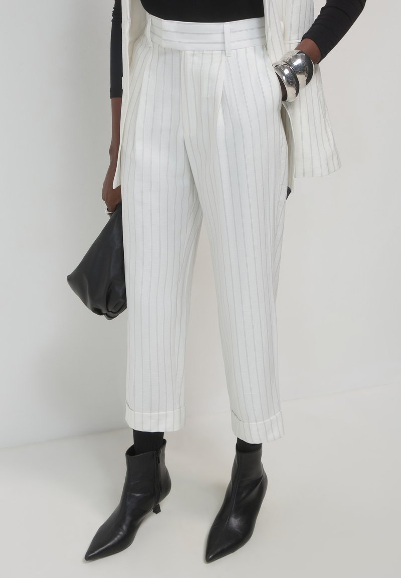 Calliope - CLASSICO A RIGHE  - Trousers - var bianco lana, Enlarge