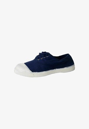 Sneaker in tela blu navy con punta e suola in gomma bianca, dotato di fori per i lacci e di un design in tessuto testurizzato.