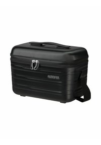 Tasca frigo rigida nera con superficie testurizzata, chiusura a doppio zip, maniglia per il trasporto e cintura staccabile. Presenta il logo del marchio sul lato.