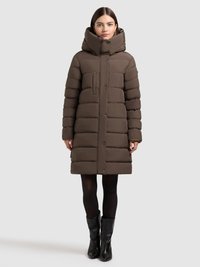 Smeđa prošivena jakna s visokim ovratnikom i kapuljačom, s horizontalnim prošivanjem, zatvaranjem na kopčanje i malim džepom na prsima.