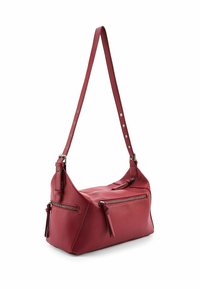 Bolso de hombro de cuero rojo con un acabado texturizado, dos bolsillos con cremallera y una correa larga ajustable asegurada con herrajes metálicos.