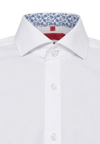 Weißes Hemd mit schlanker Passform, ausgestattet mit einem klassischen Kragen, transparenten Knöpfen und einem blauen Blumenmuster-Futter im Kragen.