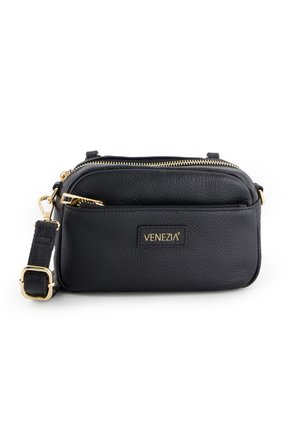 Sort pebble-læder crossbody taske med guld hardware, dobbelt lynlåskompartments, justerbar rem og prægede mærkenavn på forsiden.