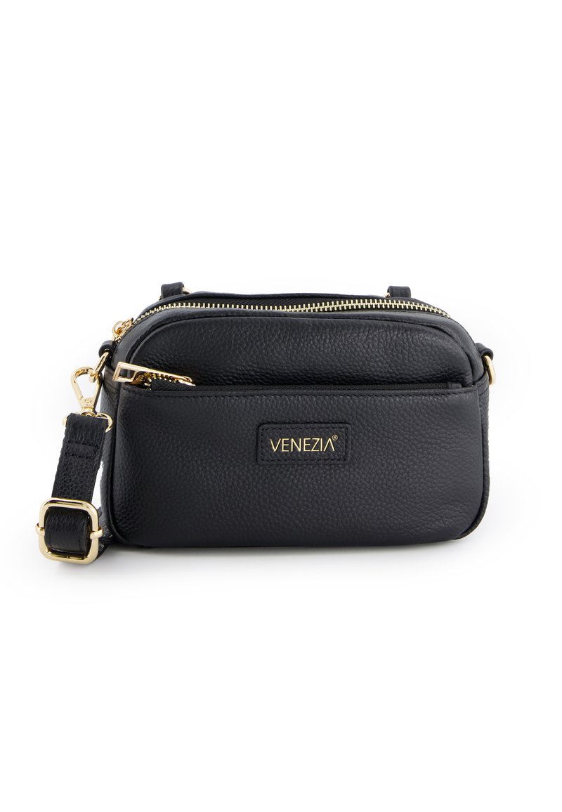 Czarna torebka crossbody z chropowatej skóry z złotym okuciem, podwójnymi komorami na zamek, regulowanym paskiem i tłoczoną nazwą marki z przodu.