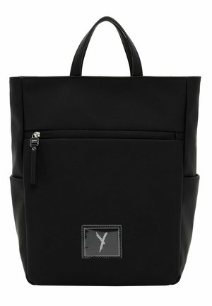 Mochila rectangular negra con asas superiores, bolsillo frontal con cremallera, dos bolsillos laterales y una placa con el logo cuadrado cerca del centro inferior.