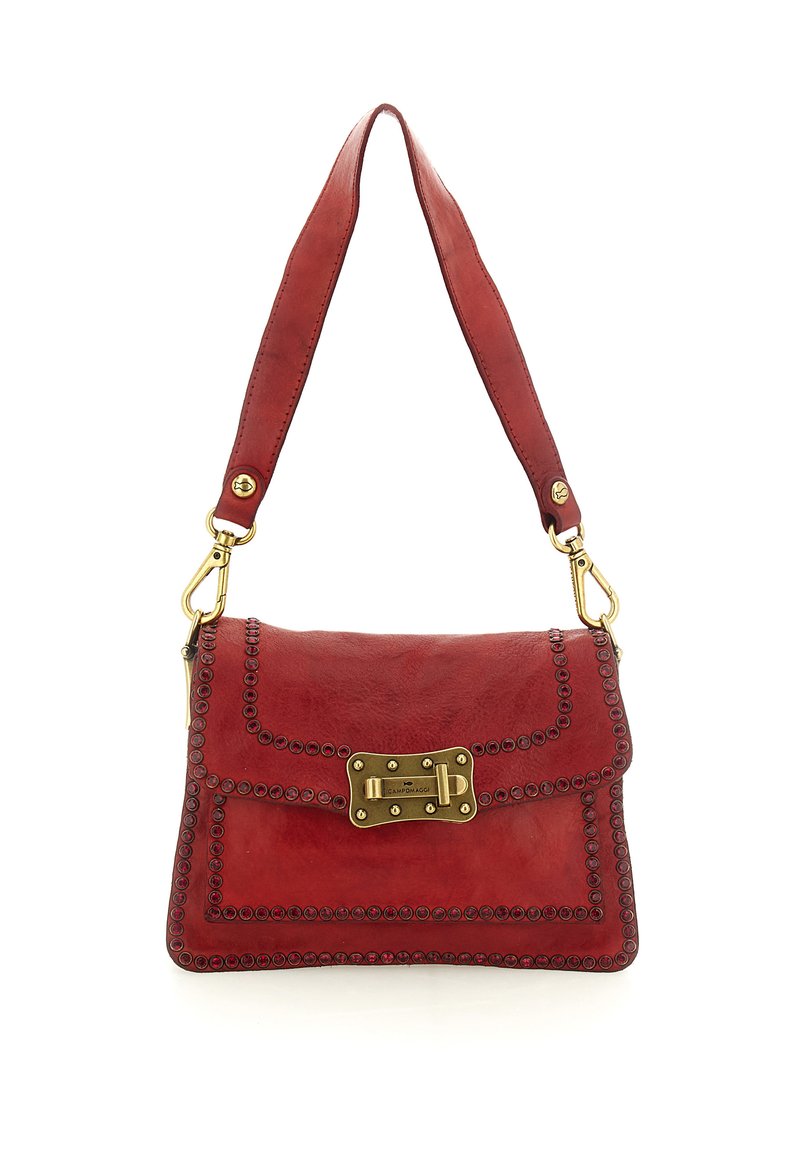 Borsa a tracolla in pelle rossa con superficie testurizzata, ferrature dorate e borchie decorative lungo i bordi. Presenta un design a patta con tracolla.