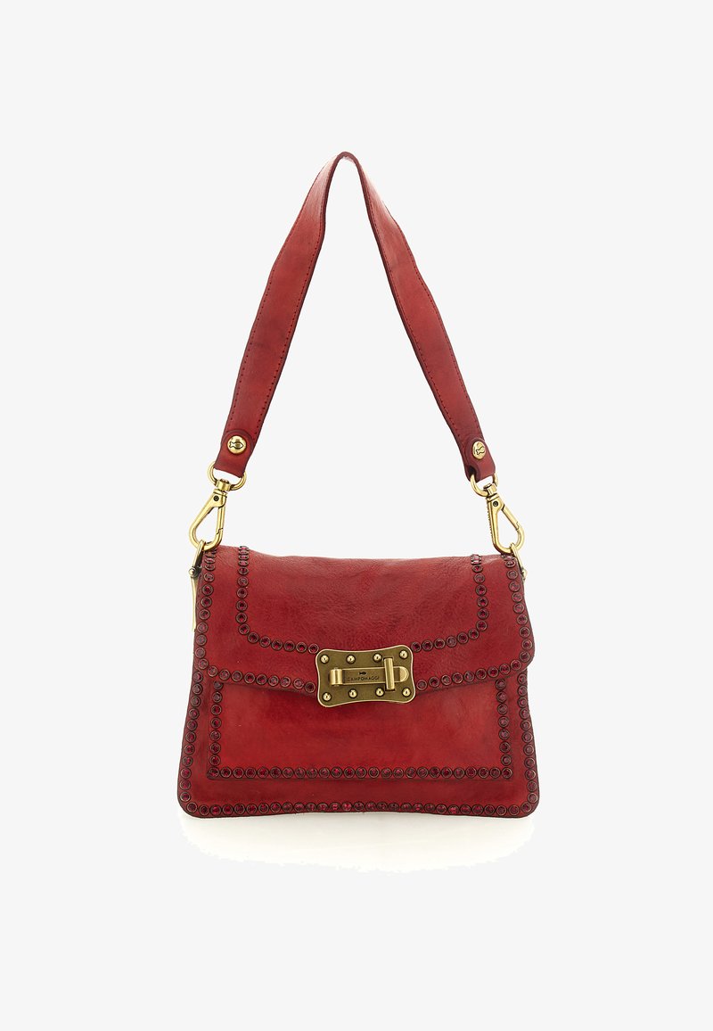 Borsa a tracolla in pelle rossa con superficie testurizzata, ferrature dorate e borchie decorative lungo i bordi. Presenta un design a patta con tracolla.