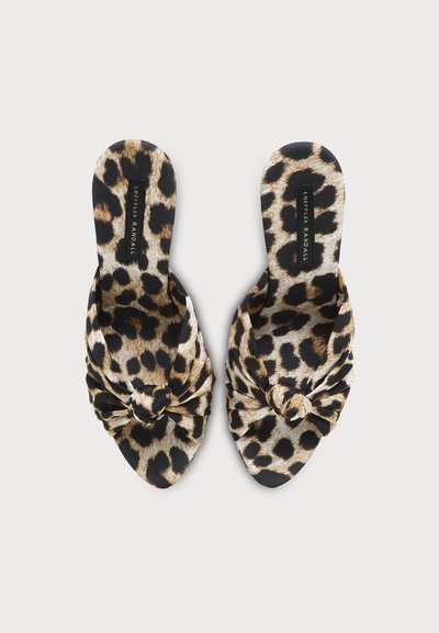 Sandales à enfiler à imprimé léopard avec un détail noué sur le dessus et des étiquettes rectangulaires noires portant la mention "Loeffler Randall" à l’intérieur.