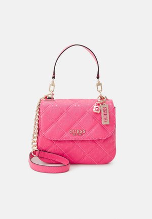 Różowa pikowana torba Guess z złotym łańcuszkiem na ramię, górnym uchwytem, przednią klapką oraz złotym logo i zawieszkami z logo marki.