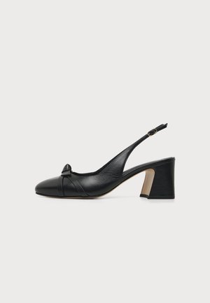 Sort læder slingback sko med blokhæl og lille spænde, med knudedetalje på den spidse tå.