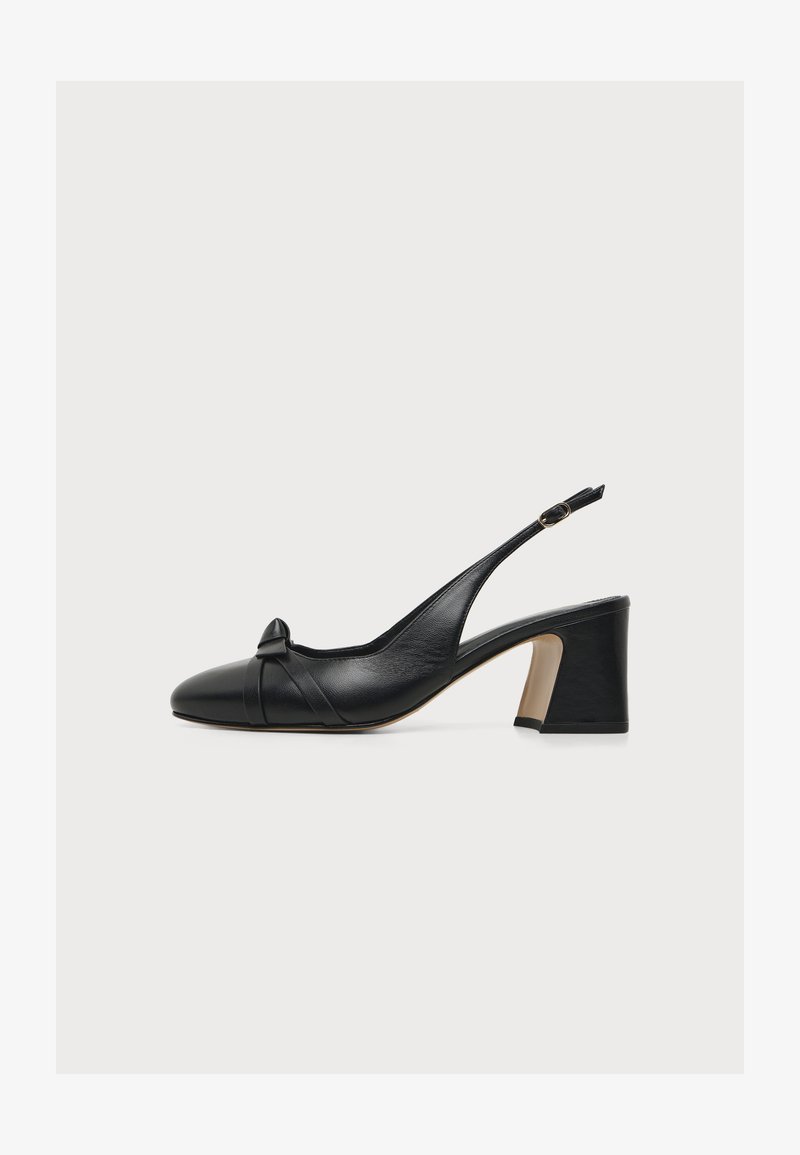 Μαύρο δερμάτινο παπούτσι slingback με τακούνι μπλοκ και μικρό λουράκι με αγκράφα, με κόμπο στη μυτερή μύτη.