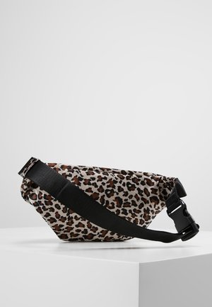 Bæltetaske i leopardprint stof med sort justerbar rem og plastikspænde, placeret på en hvid overflade mod en lysegrå baggrund.