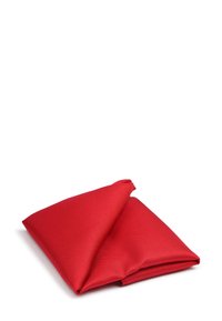 Rode stoffen zak met een gestructureerd oppervlak, netjes gevouwen met scherpe randen, met een gladde binnenkant in een bijpassende kleur.