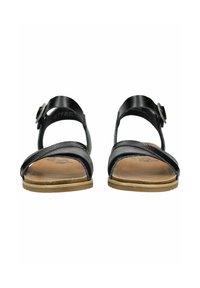 Černé sandály s plochou podrážkou, disponující širokým pásem a nastavitelnou sponou. Materiál se zdá být hladký s přirozenou koženou texturou.