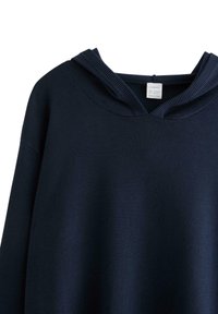 Felpa con cappuccio blu navy realizzata in tessuto morbido, con colletto e cappuccio a coste, dalla vestibilità ampia e con dettagli di cucitura minimi. Etichetta visibile all'interno.