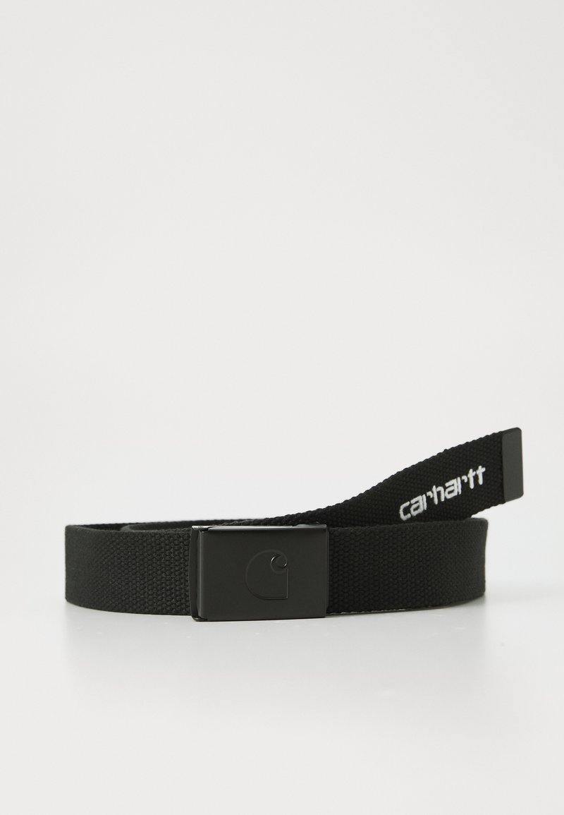 Ceinture tissée noire avec une boucle rectangulaire noire comportant un logo. Comprend une sangle noire avec des lettres blanches pour l'identification de la marque.