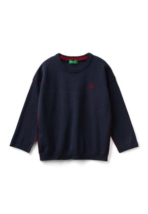Maglione a collo alto blu navy lavorato a maglia con maniche lunghe, bordi e hem a coste, cuciture rosse a contrasto lungo i lati e un piccolo logo sul petto.