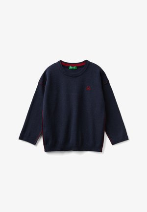 Marineblauer gestrickter Pullover mit langen Ärmeln, gerippten Bündchen und Saum, kontrastierenden roten Nähten an den Seiten und einem kleinen Logo auf der Brust.