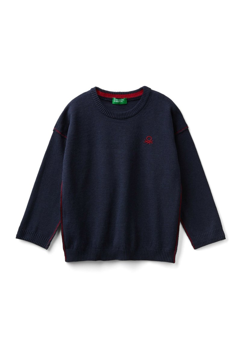 Námořnicky modrý pletený svetr s dlouhými rukávy, žebrovanými manžetami a lemem, kontrastním červeným prošíváním po stranách a malým logem na hrudi.