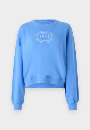 Sinine lühike dressipluus, mis on tehtud pehmest puuvillast, pikkaevarte ja ümmarguse kaelusega. Esiküljel on graafika, mis sisaldab teksti "Bar Harbor, Maine 1994".