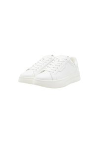 Sneaker bianche in pelle liscia, con design a taglio basso, punta rotonda, lacci piatti e suola in gomma spessa e testurizzata.