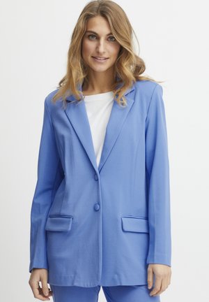 Lys blå blazer med reverskrave, to forlommer og enkelt knaplukning. Glat stof og skræddersyet pasform.