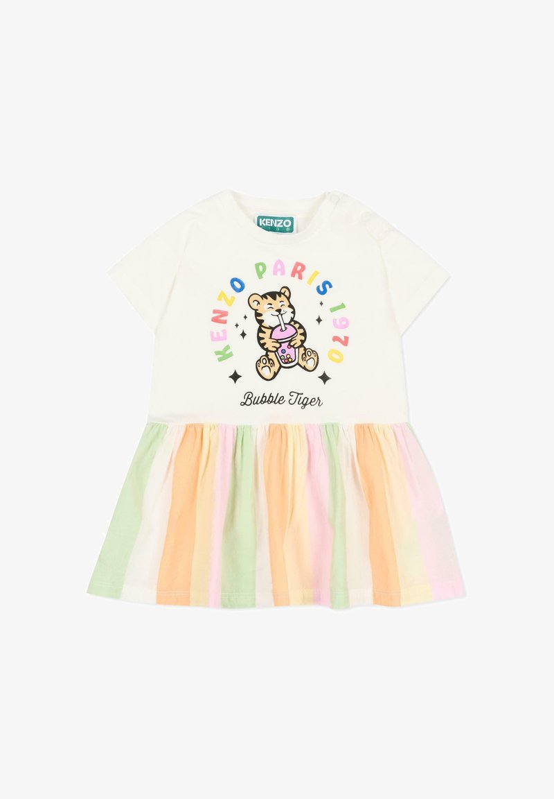 Witte babyjurk met korte mouwen, een multicolor gestreepte rok en een glimlachende tijger die bubble tea drinkt, met de tekst "Kenzo Paris 1970" erboven.