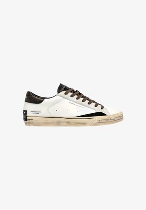Sneaker in pelle bianca con accenti marroni, punta rotonda, chiusura con lacci e suola testurizzata. Presenta un logo e dettagli testuali sul lato.