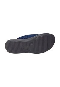 Sneaker blu navy con tomaia in mesh, suola in gomma nera e texture rigata. Presenta una marcatura della taglia e un design minimalista senza ornamenti.