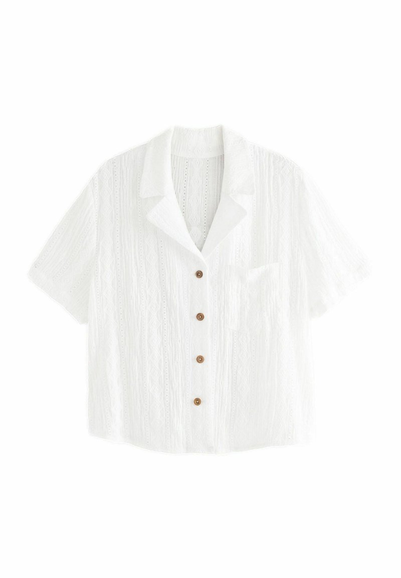 Chemise blanche à manches courtes avec un design texturé, fermeture à boutons sur le devant avec des boutons en bois, et une poche poitrine.