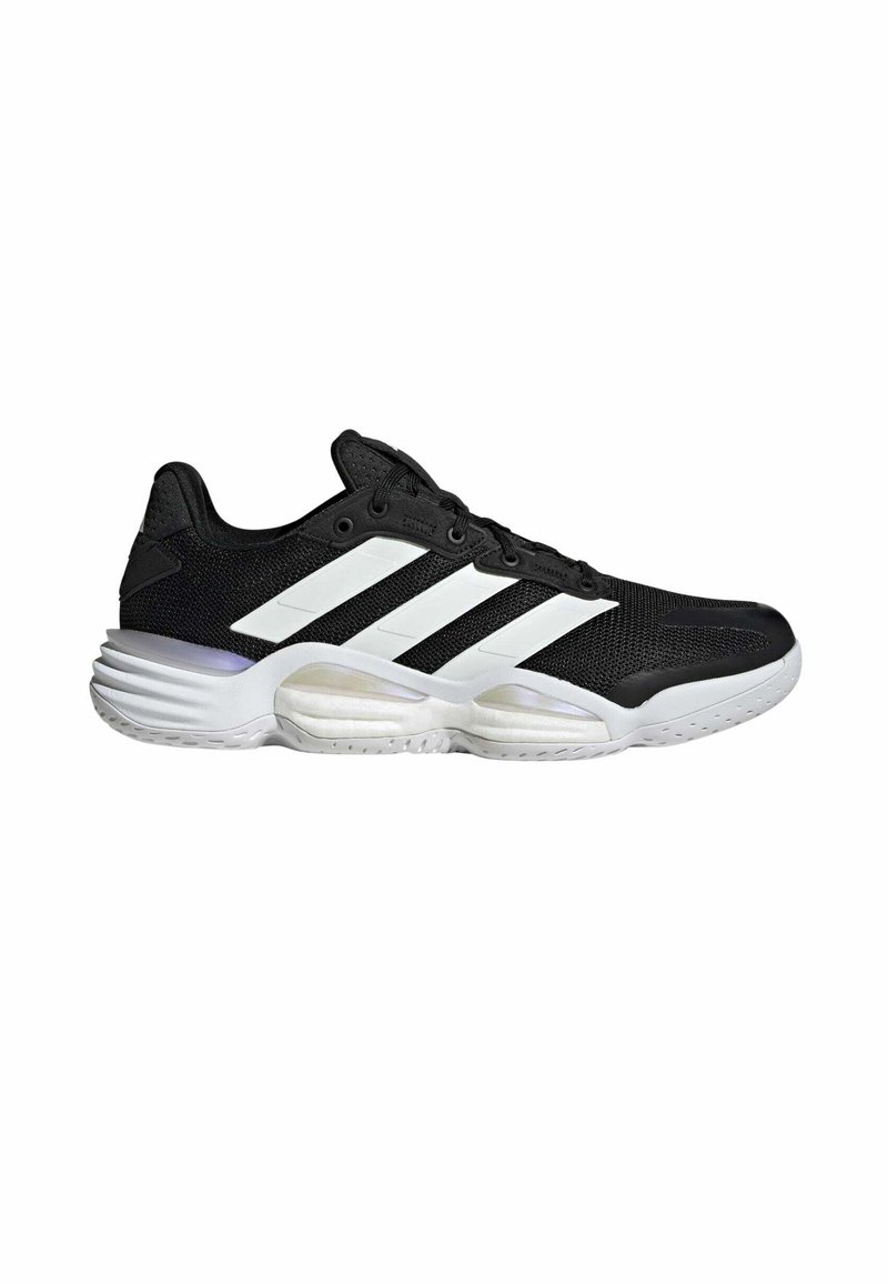 Czarne buty sportowe z siateczkową cholewką, białym wzorem trzech pasków, amortyzowaną podeszwą oraz zaokrąglonym czubkiem dla wsparcia i komfortu.