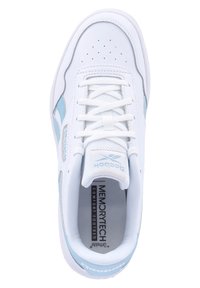 Baskets blanches avec accents bleu clair, empeigne perforée et fermeture à lacets. Dotées d'une semelle intérieure confortable Memory Tech. Semelle extérieure en caoutchouc durable.