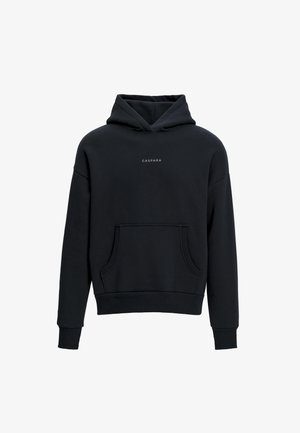 Svart huvtröja gjord av mjukt tyg, med en känguruficka, ribbade ärmslut och nederkant samt en liten logga på bröstet.