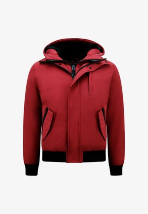 Rode gewatteerde jas met capuchon, voorzien van een zwarte voering, een ritssluiting aan de voorkant en twee voorzakken met ritssluiting. Geribbelde manchetten en zoom.