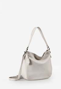 Borsa a tracolla in pelle grigia chiara dalla texture morbida, con tracolla regolabile e discreto dettaglio del logo frontale su sfondo semplice.