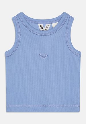 Débardeur côtelé bleu clair avec un col rond, présentant un petit logo en forme de cœur brodé sur le devant.