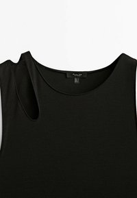 Haut noir sans manches avec un col rond et un détail unique en découpe sur l'épaule, réalisé en tissu lisse et léger.