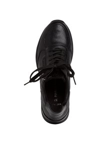 Baskets en cuir noir avec perforations circulaires, accents texturés et lacets standards. Dotées d'un bout arrondi et d'une semelle en caoutchouc robuste.