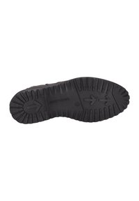 Suela de zapato de goma negra con surcos profundos, que presenta un patrón de flechas para mayor tracción. El material es texturizado y duradero.